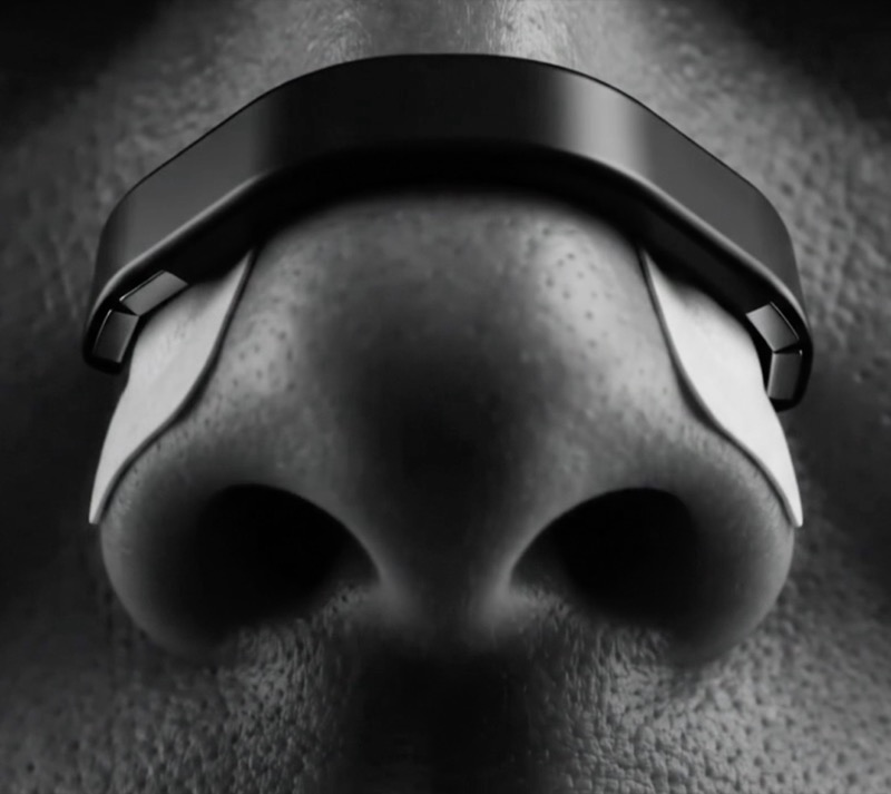 The Airlift clip lifting both nostrils open